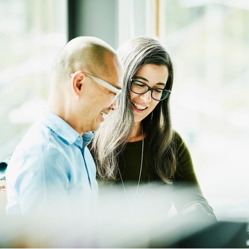 Man and women seeing laptop